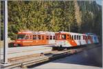 Châtelard Frontiere mit dem SNCF Z 803 aus Richtung von Vallorcine eingetroffen im Hintergrund und dem abgestellten M-C Zug mit dem noch in der Sonne stehenden Bt 65.