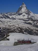 Vor der imposanten Kulisse des 4478 Meter hohen Matterhorns sind am 16.06.2013 zwei gekuppelte Triebwagen der Gornergratbahn zwischen den Stationen Gornergrat und Rotenboden auf Talfahrt.
