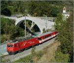 Die MGB HGe 4/4 105 zieht bei  Neubrück  einen Zug Richtung Zermatt.