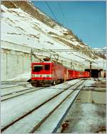 Eine BVZ HG 4/4 II erreicht mit ihrem  Reisezug den Bahnhof Zermatt.
Analog Bild vom Jan 1998