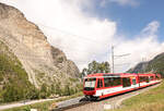 Der Bergsturz von Randa: Aufstieg im Abstieg. Talabwärts fahrende Züge müssen nach der Station Randa den steilen Aufstieg zum Scheitelpunkt der Umfahrungsstrecke bewältigen. Im Hintergrund der Bergsturz. Im Bild ein 'Komet'-Zug, d ...