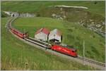 Die MGB Ge 4/4 III 81  Wallis  ist mit dem MGB Sklv 480x Rampenwagen (Auffahrwagen) einem MGB BDt 436x Steuerwagen 2.