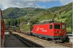 Die MGB Ge 4/4 III 82  URI  steht mit einem Auto-Tunnel Zug in Realp.
