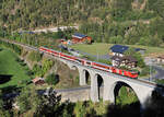 Die Talstufe von Grengiols MGB: Pendelzug mit Deh4/4 94 nach Eingriff in die Zahnstange auf dem Viadukt zum Kehrtunnel.