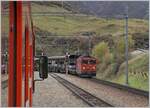 Wie gut gibt es bei der MGB immer noch Wagen, bei welchem sich die Fenster ffnen lassen! Ansonsten htte ich die MGB Ge 4/4 81 mit ihrem Auto-Tunnel Zug bei der Ankunft in Realp nicht fotografieren