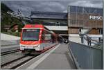 In Fiesch wurde der Bahnhof einige Hundert Meter weiter nach Osten versetzt und befindet sich nun direkt bei der der Luftseilbahn, was das Umsteigen sehr erleichtert. Da man wie solchen Bauten sehr grosszügig Beton verwendet, fehlt dem neuen Bahnhof von Fiesch jeder Ansatz einer gemütlichen Landstation und man ist froh, in den Zug einzusteigen und wegzufahren, selbst mit einem  Komet . 

19. Oktober 2023