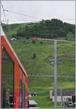 Während in Andermatt ein MGB Zug-Teil ins Bild ragt, kurvt hoch oben am Berg eine HGe 4/4 II mit ihrem Regionalzug dem Oberalppass zu. 

23. Juni 2021