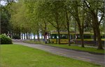 Hochflurfahrzeug Be 4/4 506 der Neuenburger Tram im Park bei Auvernier. An dieser Stelle ist es so lauschig, weil die Autobahn direkt darunter eingegraben wurde. Juni 2016. 