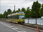 Besonders schön gelegen ist der übriggebliebene Rest der Neuenburger Tram entlang des Neuenburger Sees nach Boudry. Steuerwagen Bt 554, Baujahr 1981, am Triebwagen Be 4/4 506 zwischen Serrieres und Neuenburg. Juni 2016. 