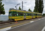 Besonders schön gelegen ist der übriggebliebene Rest der Neuenburger Tram entlang des Neuenburger Sees nach Boudry. Hochflurfahrzeug Be 4/4 506, Baujahr 1988, zwischen Serrieres und Neuenburg. Juni 2016. 