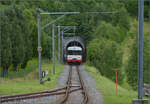 Totgesagte leben länger: Be 4/4 3 der Bahn nach Les Brenets bricht wieder auf nach Le Locle. Juli 2021.