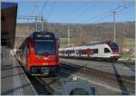 In Glovelier wartet der CJ ABe 4/8 672 als R36 nach La Chaux de Fonds auf die Abfahrt, während im Hintergrund der SBB RABe 523 071 von Porrentruy ankommt.