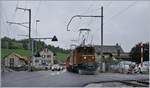 50 Jahre Blonay Chamby - MEGA BERNINA FESTIVAL -  Bündner Tag im Saaneland : Die RhB Ge 4/4 182 fährt mit ihrem Extrazug von Bulle nach Gstaad in Montbovon ein.