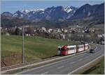 Ein TPF Meter-Spur Zug ist zwischen Broc und La Tour de Trême auf dem Weg nach Bulle. Gut einen Monat später wurde der Verkehr auf Bus umgestellt, die Strecke wird umgespurt und eineinhalb Jahre später werden hier Züge im Halbstundentakt verkehren, von Broc bis Düdignen und Bern. 

2. März 2021