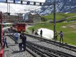 Kurz nach der Ankunft von Triebwagen der Wengernalpbahn auf der Kleinen Scheidegg ist nach dem Aussteigen für einige Touristen der Gleisbereich der Jungfraubahn ein begehrter Fotostandpunkt