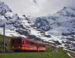 Mit Blick auf das 3454 m hohe Jungfraujoch in der Bildmitte fährt der 1964 in Betrieb genommene Triebwagen 208 der Jungfraubahn seinem Ziel und Fahrtende, der Kleinen Scheidegg entgegen.