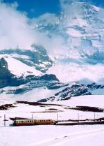 Gerade im richtigen Moment fährt ein BDhe 2/4 der Jungfraubahn hinunter zur Kleinen Scheidegg, denn nur kurz tauchte der mächtige Jungfraugipfel aus den Wolken auf (Mai 1981)