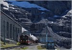 Neue, bergwärts und talwärts fahrende Jungfraubahn Bhe 4/8 kreuzen sich in der Station Eigergletscher.