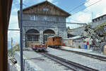 Vor der Werkstätte Eigergletscher steht Lok 9 der Jungfraubahn, 31.Mai 1982 
