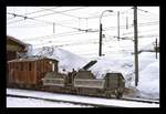 Lokomotive 8 der Jungfraubahn: Mit dem Doppel-Kippmuldenwagen auf der Kleinen Scheidegg, 26.März 1975 