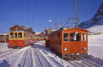 Lokomotive 8 der Jungfraubahn: Kleine Scheidegg, 25.Dezember 1990. Daneben steht der Triebwagenzug 210 mit Steuerwagen Bt 34; dieser Zug wurde am 27.Juni 2016 von der Kleinen Scheidegg auf Hilfsdrehgestellen nach Lauterbrunnen heruntergeholt, dort auf Lastwagen verladen und zur Verschrottung überführt. 