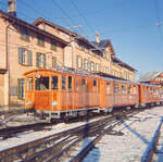 311312-kleine-scheidegg-junfraujoch/757038/lokomotive-8-der-jungfraubahn-mit-den Lokomotive 8 der Jungfraubahn: Mit den Wagen 13 und 14 auf der Kleinen Scheidegg, Januar 1964. Diese beiden Wagen waren die ersten, die nicht mehr in der Coupé-Bauweise, sondern mit Mittelgang und Endtüren gebaut wurden (1911). Wagen 14 wurde 1970 ausrangiert, Wagen 13 als Touristikwagen für den Eiger Ambassador Express hergerichtet (1993/4). Heute ist Wagen 13 im World Nature Forum in Naters (Wallis), wo eine virtuelle Reise aufs Jungfraujoch von der Südseite her geplant (oder bereits möglich?) ist.  