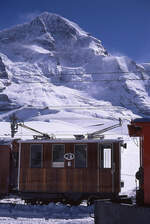 Jungfraubahn, Rowan-Komposition mit Lok 6: Die Lok mit einem Schild  007-Spezial  auf der Kleinen Scheidegg, 30.März 1970 