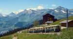 An einem schönen Frühlingstag im Mai 1981 passiert ein Dreiwagenzug der Wengernalpbahn auf seinem Weg zur Kleinen Scheidegg die namengebende Alp