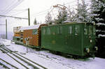  Aus dem Leben der Wengernalpbahn Lok 54 : Mit dem Fahrleitungs-Montagewagen X 730 in Wengen, auf dem alten Gleis, das direkt steil nach Lauterbrunnen führte. 30.Dezember 1996  