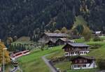 Ein Zug der Wengernalpbahn WAB im Aufstieg von Grindelwald Grund. Zuvorderst Wagen 141 mit Vollwerbung für Coop, dahinter Wagen 147. 9.Oktober 2024 