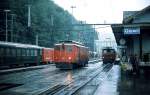 An einem Regentag im Juni 1990 rangiert Deh 4/6 907 der Brünigbahn im Bahnhof Giswil