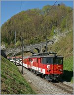 Der Brünigbahn-Gepäcktriebwagen De 110 021-3 mit einen IR nach Luzern kurz vor Oberried.