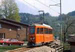 Im Mai 1981 überquert der Bem 4/4 7 auf dem Weg von Meiringen nach Innertkirchen den Alpbach.