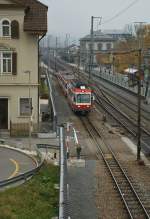 Ein Zug der nur 75 cm spurigen Waldenburger Bahn verlässt Liestal Richtung Waldenburg.