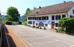 Auch der schöne Landgasthof Talhaus - an der gleichnamigen Haltestelle und aus dem Zug aufgenommen - schmückt die alte Pass-Strasse hinauf nach Waldenburg und ins schweizerische Mittelland hinüber, 22.Juni 2017 