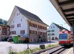 502-waldenburg-8211-liestal/563104/bahnhof-hoelstein-mit-dem-gasthaus-zum Bahnhof Hölstein mit dem Gasthaus zum Rössli. Steuerwagen 119 biegt gerade in die Station ein, von Waldenburg herabkommend. 22.Juni 2017 