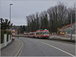 Ein Waldenburger Bahn Zug auf der Fahrt Richtung Liestal, unübersehbar die gewaltigen Bauarbeiten entlang der Strecke zur grundlegenden Erneuerung der Bahn.
