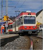 Der Waldenburger BDe 4/4 16 wartet mit seinem Zug in Höllstein auf die Kreuzung mit dem Gegenzug.

25. März 2021