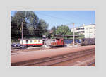 Von den alten Te II 1934-1939 Nr. 237-246 steht die Lok 238 in Liestal, neben einem Postwagen der Waldenburgerbahn. Leider bei hoher Geschwindigkeit bei der Bahnhofsdurchfahrt aufgenommen - vielleicht hat jemand ein besseres Bild. 3.August 1990 