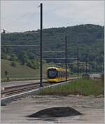 Umgespurt, ab morgen (11.12.22) verkehren wieder Züge im Waldenburgertal; die Strekce ist umgespurt und die neuen gelben Züge sind bereit, dass zumindest ein provisorischer Betrieb angeboten werden kann. Das Bild zeigt einen Testzug bei Bubendorf.

30 Aug. 2022