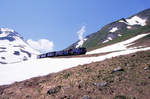 Dampfbahn Furka Bergstrecke: Im Juli liegen noch grosse Schneemengen auf der Strecke - entsprechend musste die FO früher den Betrieb Oberwald - Realp im Winter einstellen.