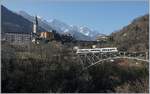 Ein FART Centovalli-Express Be 4/8 im Regionalzugsdienst Locarno - Camedo - Locarno auf der 132 Meter langen Isorno Brücke bei Intragna.