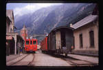 Auf der einstigen RhB-Strecke Bellinzona-Mesocco, 14.September 1970: Triebwagen 452 und 453 mit Post-/Gepäckwagen D2 4059 in Mesocco.
