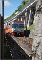 635-lugano-ponte-tresa/743545/ein-laechelnder-flp-be-412-auf Ein lächelnder FLP Be 4/12 auf der Fahrt von Ponte Tresa nach Lugano kurz vor Agno. 

30. April 2015