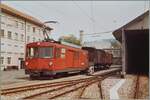 Der WSB De 4/4 steht mit einem aufgebockten Gklm und einem Gs als Güterzug 550 in Menziken Burg und wartet auf die Abfahrt nach Suhr.