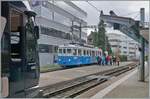 Der AVA BDWM BDe 4/4 10  Mutschälle-Zähni  (SWS/MFO 1928) ist von seiner Fahrt als Fondue Tram im Rahmen des Weihnachtmarktes von Bremgarten zurück; und wie im Bildrand links zu sehen,