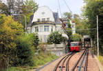 732-dolderbahn/715134/dolderbahn-zuerich-wagen-2-in-der Dolderbahn, Zürich: Wagen 2 in der Kreuzung, vor stattlichen Häusern. 24.Sep.2020