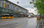 Blick auf den Bahnhofsvorplatz von Frauenfeld mit mehreren Postbussen und dem ABe 4/8 7004 am 17.08.2026