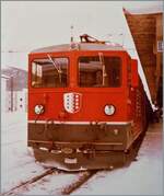 Vor dem Einsatz als  Tunnellok  für die Autozüge durch den Furkatunnel hatte die FO keinen Bedarf an den bereits erhaltenen zwei Ge 4/4 III 81 und 82 und so wurden sie bei der RhB eingesetzt. Im Bild die FO Ge 4/4 III 81  Wallis  abfahrbereit mit einem Reisezug nach Landquart in Davos Platz.

Analog Bild vom Winter 1981/82