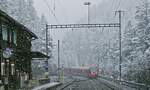 Bei starkem Schneetreiben kommt der ABe 4/16 3127 am 01.04.2022 im Bahnhof Davos Wiesen an.